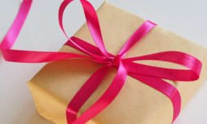 Wat kun je aan iemand cadeau geven die je heeft geholpen met je verbouwing?
